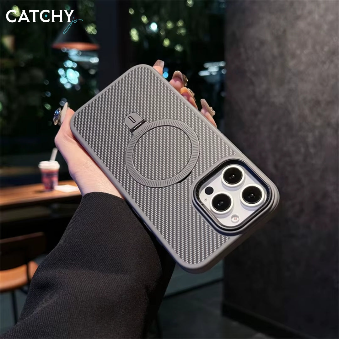 غطاء iPhone من ألياف الكربون مع شحن لاسلكي وحامل مسند قابل للطي